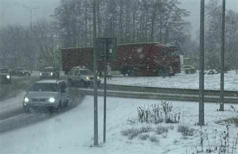 Wypadek z udziałem ciężarówki na rondzie kozienickim w Radomiu Były