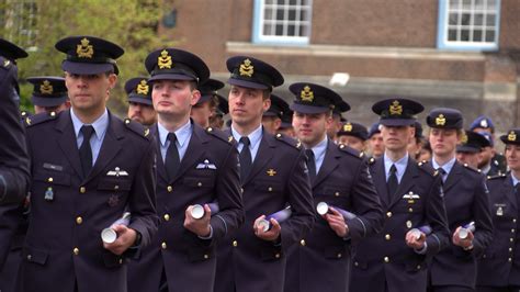 Bullenparade En Pettenmoment Nieuwe Lichting Officieren Afgestudeerd