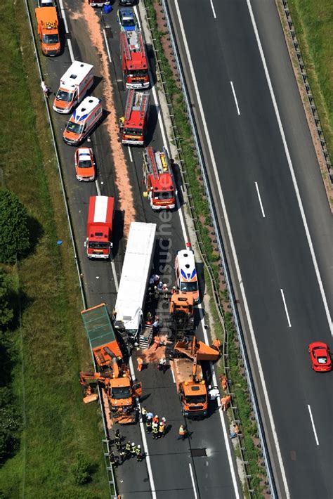 Pl Tzkau Aus Der Vogelperspektive Verkehrsunfall Mit Autobahn Stau Im