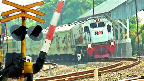 Nonton Kereta Api Kaligung Di Perlintasan JPL Stasiun Comal YouTube