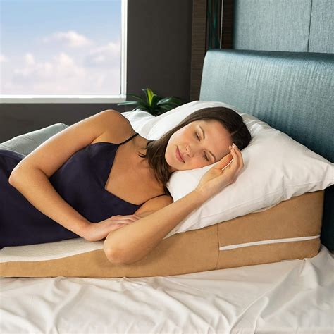 Bed Wedge Buyer's Guide: How to Use a Bed Wedge for Healthier Sleep