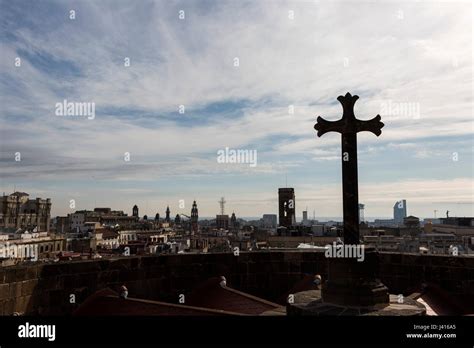 Croix Sur Le Toit De La Cathédrale De La Sainte Croix Et Sainte Eulalia