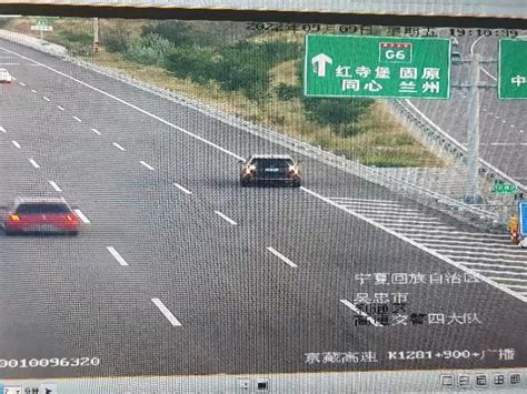 错过路口，一男子高速公路倒车百米