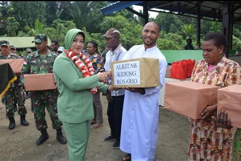 Ketua Persit Kartika Chandra Kirana PD XVII Cenderawasih Ny Erni Teguh