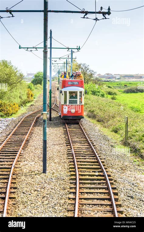 Tramway à un passsing place sur la voie unique de la ligne de tramway