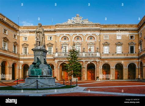 Italia Marche Recanati Piazza Giacomo Leopardi Foto Stock Alamy