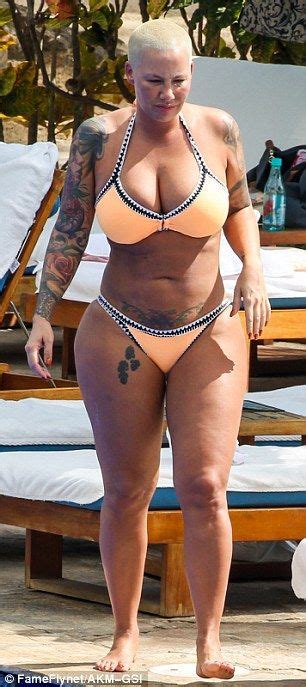 Dangerous Curves The 33 Year Old Star Delighted Onlookers As She