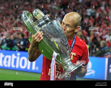 Bayern Munichs Arjen Robben Kisses The Uefa Champions League Trophy Hi