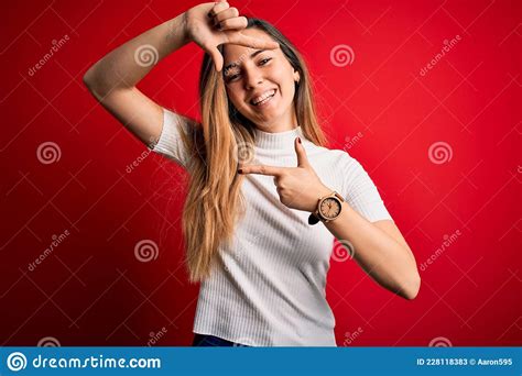 Belle Femme Blonde Avec Les Yeux Bleus Portant Casual Blanc Tshirt Sur Fond Rouge Sourire En