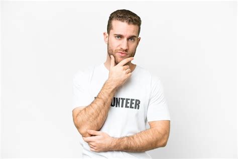 Joven Voluntario Sobre Fondo Blanco Aislado Pensando Foto Premium