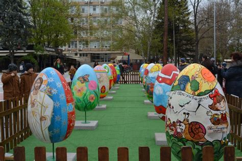 Еднометрови перашки разкрасиха центъра на Монтана /снимки/
