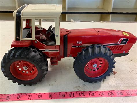 IH Toy Tractor - Schmalz Auctions