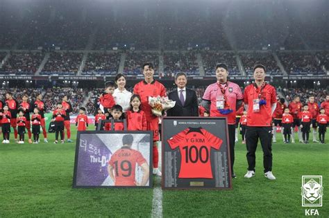 축구대표팀 수비수 김영권 안방 울산서 센추리클럽 축하 행사 연합뉴스