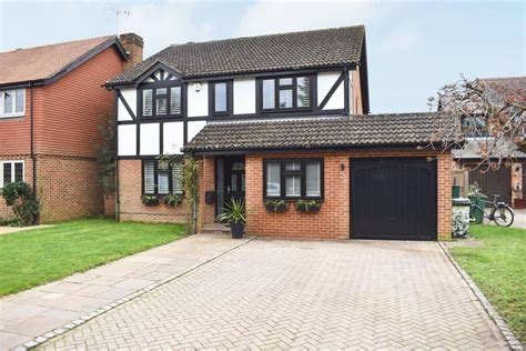 Bridge Close Walton On Thames Kt12 4 Bed Detached House £1 325 000