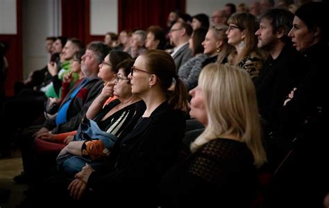 A szülővé válásról meséltek őszintén és viccesen a Csokonaiban képek