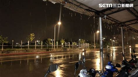 快訊／雨彈夜襲！3縣市「大雨特報」 注意雷擊、強陣風