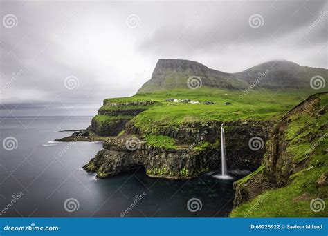 Village De Gasadalur Et Sa Cascade Iconique Vagar Les Iles Féroé