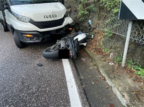 Kollision Zwischen Lieferwagen Und Motorrad Freiwillige Feuerwehr Lana