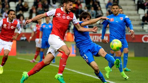 Ligue 2 J34 Réduit à 10 Le Nîmes Olympique Obtient Le Match Nul à