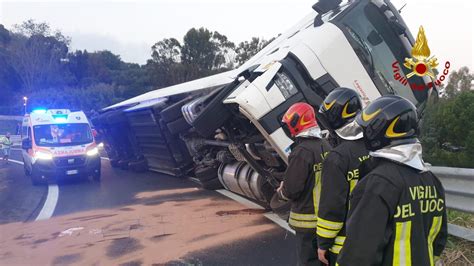 Tir Si Rovescia In Autostrada Chiuso Per Ore Lo Svincolo Tra A E A