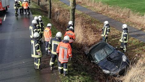 Unfall in Bülkau Porsche Fahrer landet im Graben und wird schwer