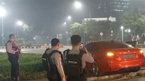 BMW Merah Alami Kecelakaan Tunggal Di Bundaran Senayan