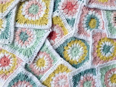 Crocheter Un Coussin En Granny Squares Tuto D Taill En Photos