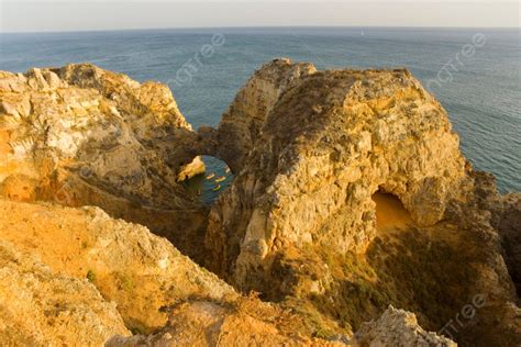 Gua Ponta Da Piedade Di Pantai Algarve Foto Latar Belakang Dan Gambar