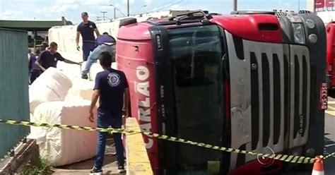 G1 Caminhão carregado algodão tomba em Fernandópolis notícias