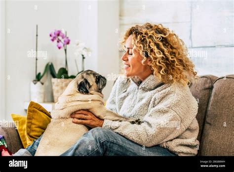 Hogar Mascota Terapia Perro Y Propietario Feliz Mujer Caucásica Se