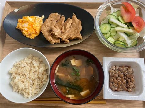 ダイエット・ボディメイク食事例（サラダ、納豆、お肉、炒り卵、玄米ご飯、わかめと豆腐の味噌汁）｜パーソナルジムブログ「ダイエットは明日から」