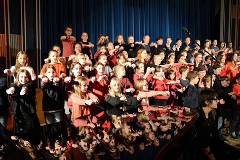 Ch Re Des Karl Maybach Gymnasiums Geben Winterkonzert Im Cinema Der Schule