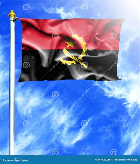 Cielo Azul Y Palo Con La Bandera Que Agita Colgada De Angola Stock De