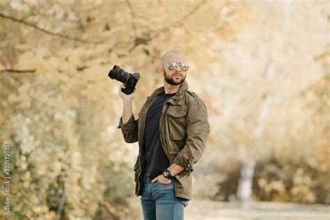 Stockfoto Med Beskrivningen Bald Photographer With A Beard In Aviator