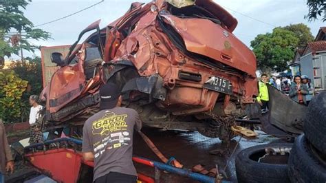 Satu Tewas Tiga Kritis Suzuki Swift Hancur Tertabrak Kereta Api Di