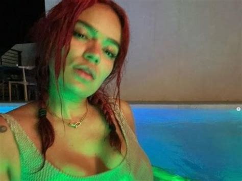 Desde La Piscina Karol G Sube La Temperatura Con Sexys Fotos