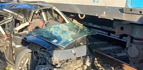 VIDEO Un tren arrolló a un auto que cruzó con la barrera baja murió