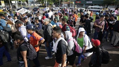 Caravana de 300 migrantes salvadoreños camina en ruta a EEUU