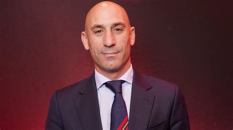 La FIFA inhabilita durante tres años a Luis Rubiales por el beso a