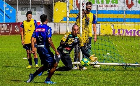 Urt Fecha Dois Laterais E Um Meia E Chega A Contrata Es Para A