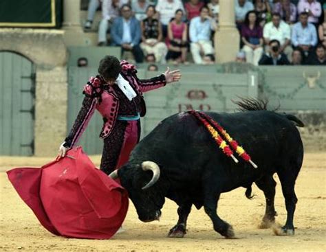 Juli Manzanares Y Cayetano A Hombros En Ronda De Sol Y Sombra