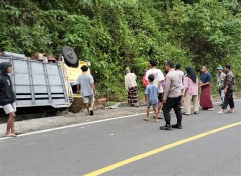 Kecelakaan Tunggal Truk Terguling Di Lombok Timur Genpi Co Ntb