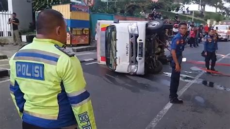 Rem Blong Mobil Boks Di Bukittinggi Tabrak Motor Hingga Terbalik