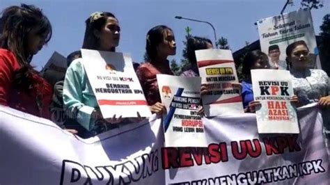 Video Geruduk Gedung Sate Massa Gerakan Rakyat Jawa Barat Nyatakan