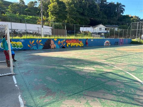 Quadra De Esportes No Loanda Recebe Pinturas De Grafite Babados E Badalos