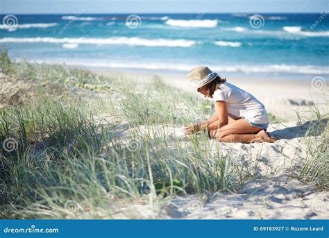 在海滩 库存图片 图片 包括有 节假日 平安 女孩 年轻 沙子 全能 蓝色 海景 目的地 69183927