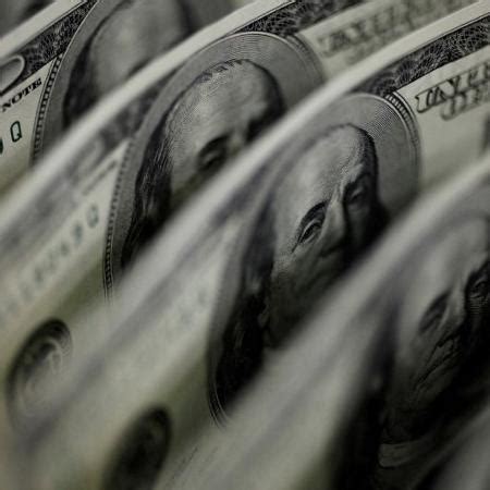 Dólar vai a R 5 91 maior valor desde 2020 Bolsa fecha em queda