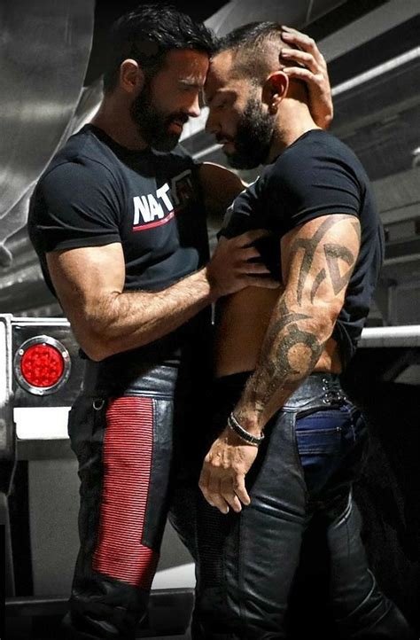 Gay Men Kissing In Pool Oplinsta