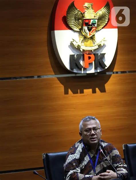 Foto Disaksikan Ketua Kpu Kpk Perlihatkan Barang Bukti Ott Wahyu