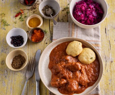 Beef Goulash With Bread Dumplings And Red Cabbage Cookidoo La